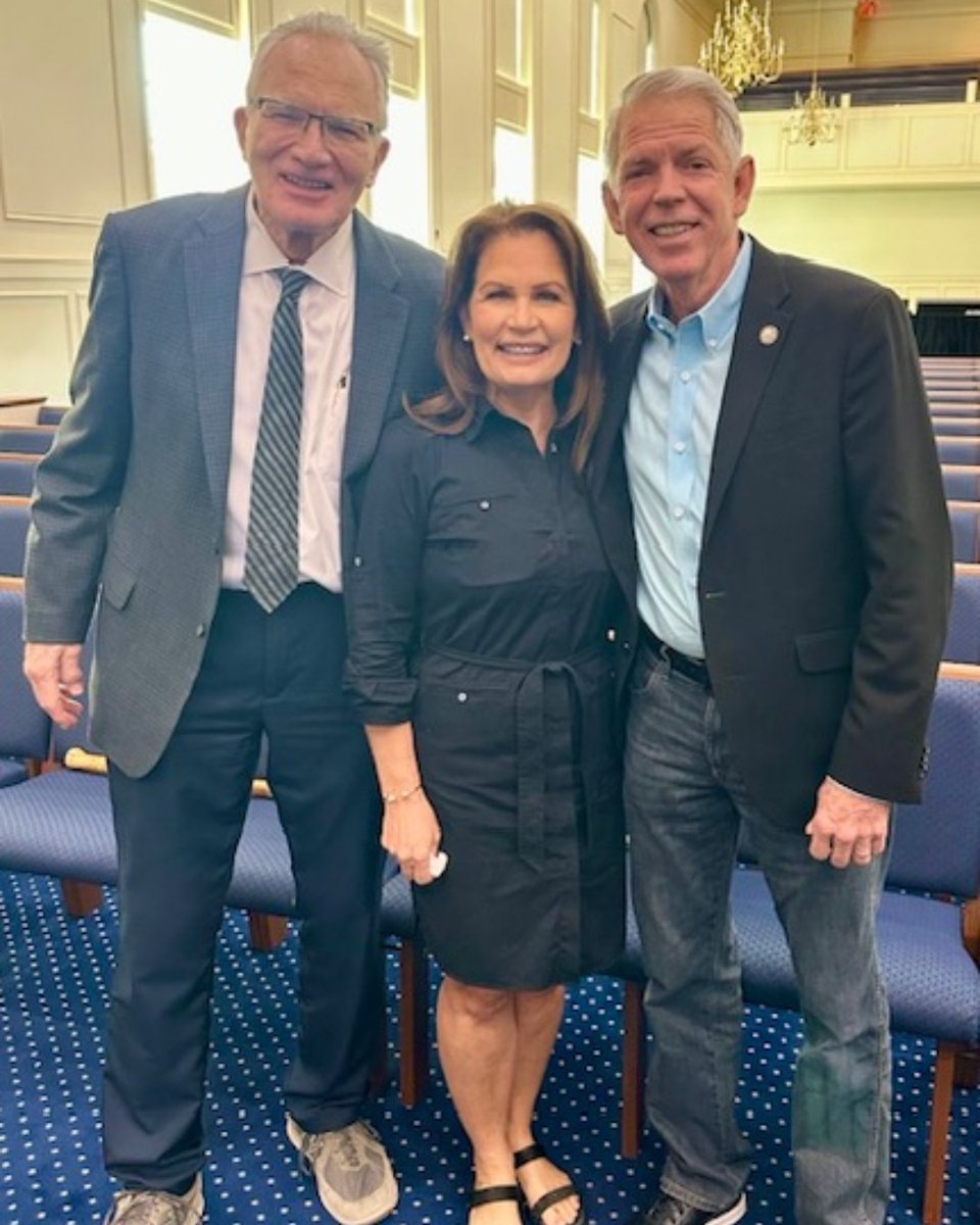 ORU alumni Dr. Mark Jumper, Michelle Bachman, and David Barton reconnecting in Virginia Beach at a speaking engagement featuring David Barton.