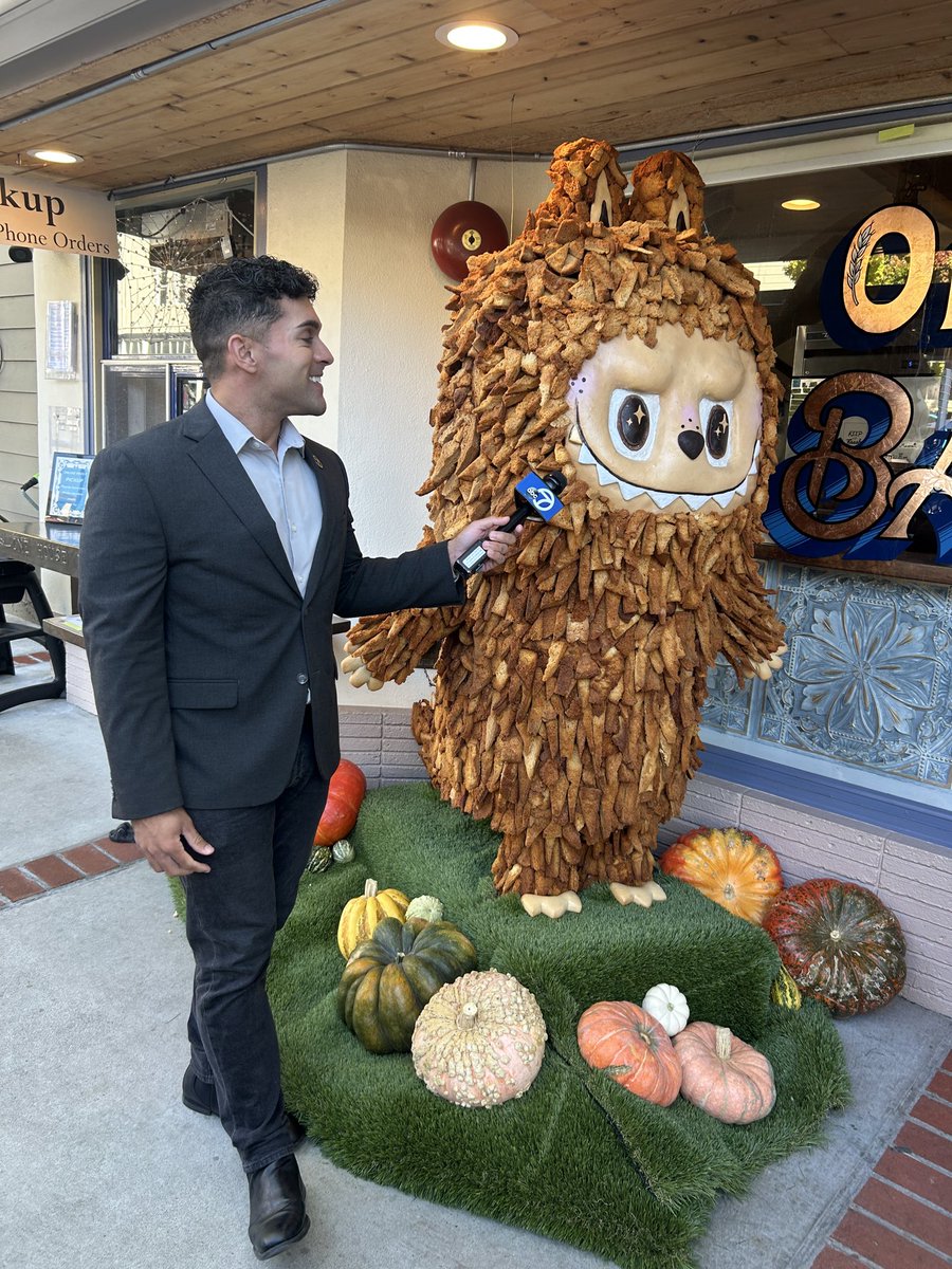 Labubu…but 7 feet tall and made out of bread 🍞 
Thanks One House Bakery in Benicia for introducing us to LeVanVan this morning!

abc7news.com/post/benicias-…