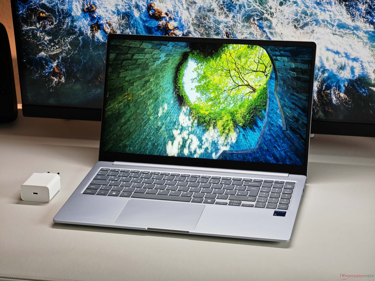 notebookcheck's tweet image. Snapdragon & 18 Stunden Akkulaufzeit für 700 Euro - Samsung Galaxy Book4 Edge 15 Copilot+ im Test dlvr.it/TNl00w #Samsung #GalaxyBook4Edge #Snapdragon #Akkulaufzeit #Notebook