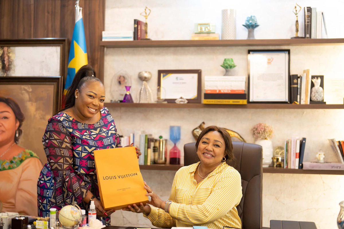 akkatho's tweet photo. @Geologist1982_ Sa gourou Denise NYAkeru est aussi braqueuse elle détourne 210 .000.000 du Fonarev , ensuite elle achète un sac LV , et la journalope est incapable  même de faire un tweet , imagine tu as un sac LV à 1600$ venant d’une voleuse , et les victimes de guerre sont payés 150Fc/an https://t.co/9a77yiDLK4
