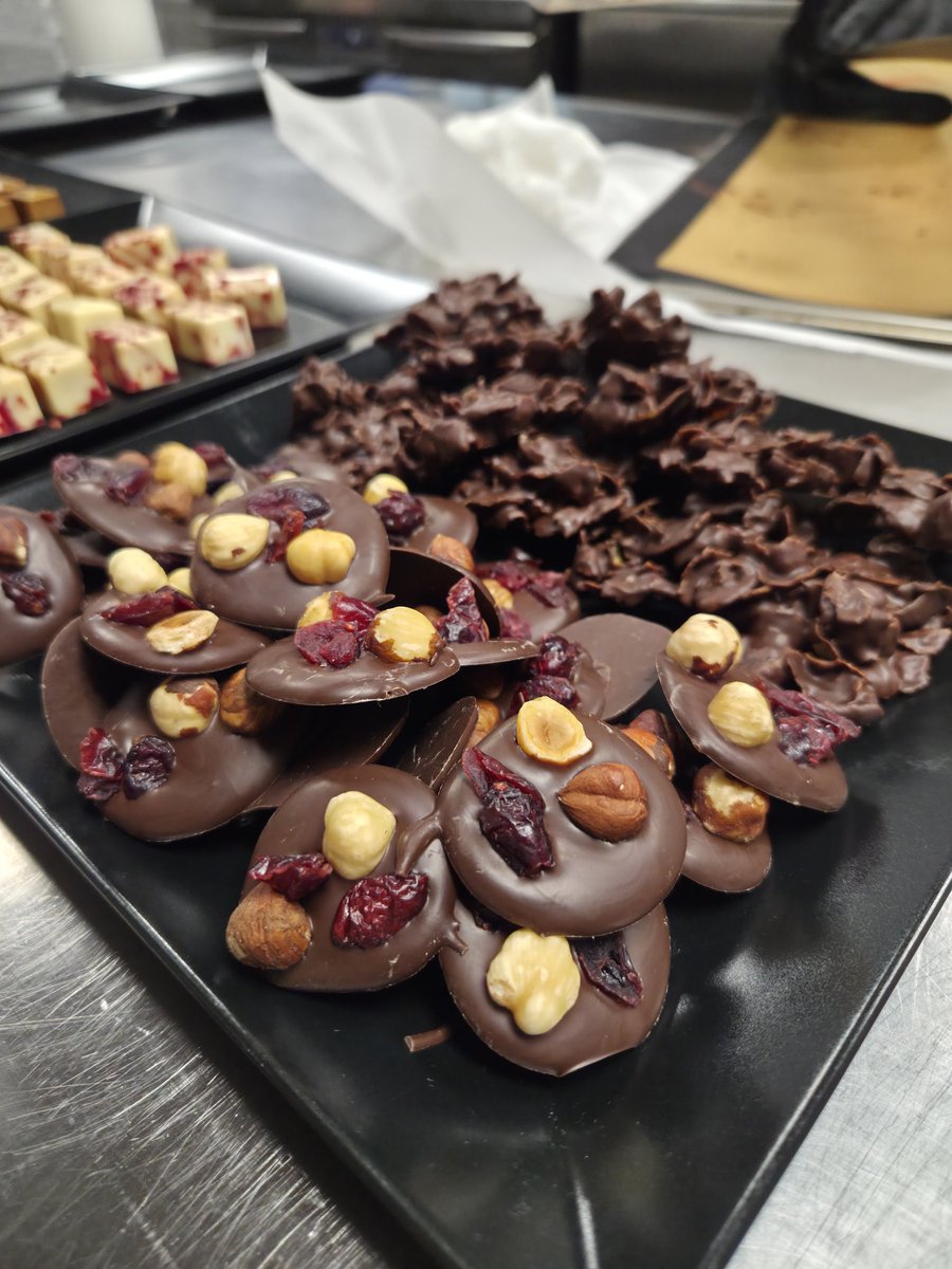 1ChrisCreator's tweet photo. Ontem fizemos BomBons e acho que quero me especializar nisso. https://t.co/YDA8Wc9AWB