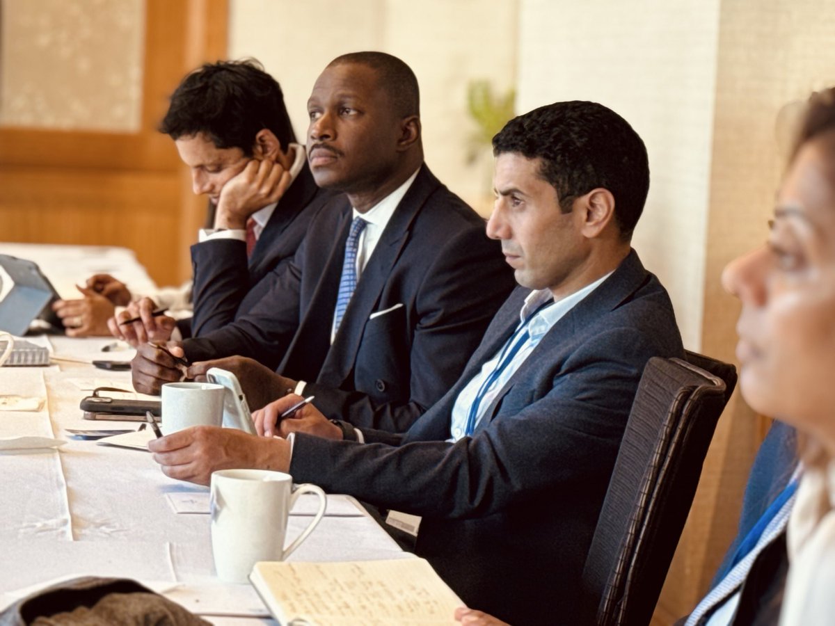 Ministère des Finances, RDC (@financesrdc) on Twitter photo Washington | 17 octobre 2025
En marge des Assemblées annuelles du FMI et de la Banque mondiale, le Ministre des Finances, SEM Doudou-Roussel Fwamba <a href="/LikundeR/">Doudou R. FWAMBA LIKUNDE</a> Li-Botayi, a eu une séance de travail avec une délégation de J.P. Morgan Chase & Co., l’une des plus grandes banques Washington | 17 octobre 2025
En marge des Assemblées annuelles du FMI et de la Banque mondiale, le Ministre des Finances, SEM Doudou-Roussel Fwamba <a href="/LikundeR/">Doudou R. FWAMBA LIKUNDE</a> Li-Botayi, a eu une séance de travail avec une délégation de J.P. Morgan Chase & Co., l’une des plus grandes banques