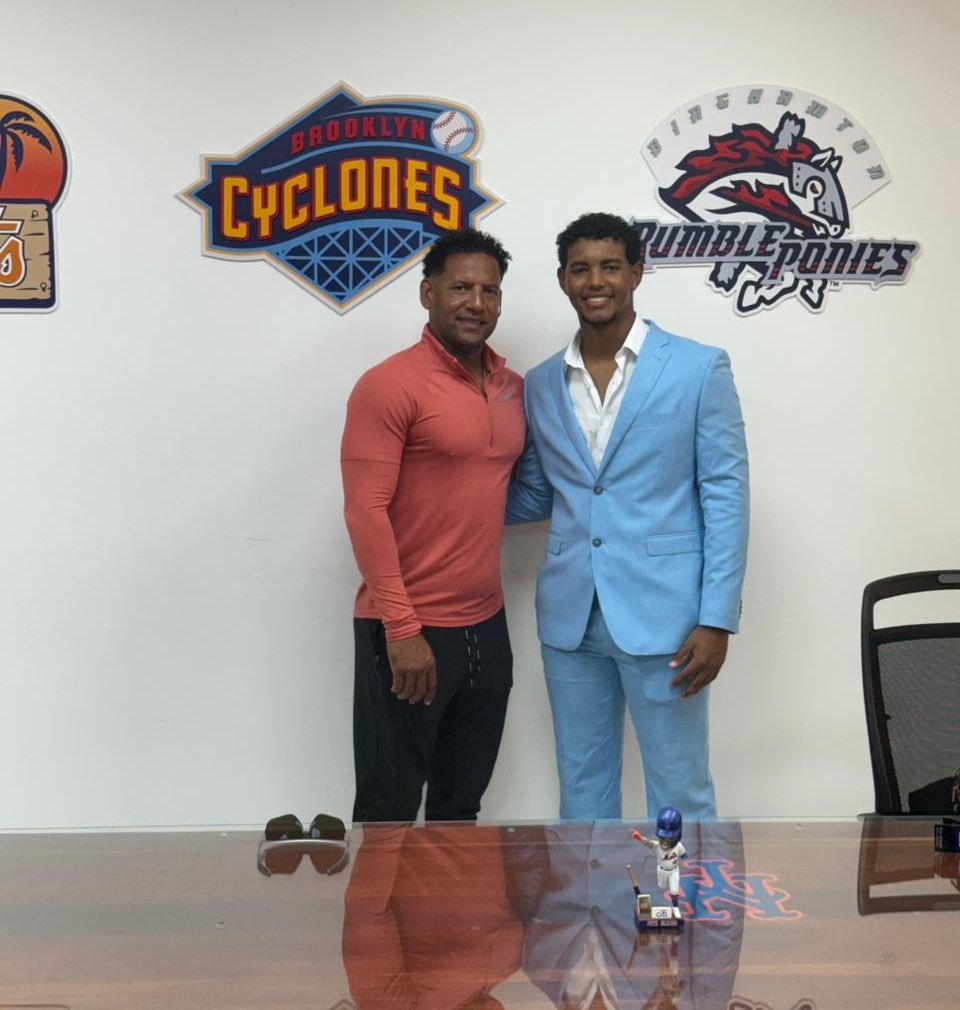 Cuban right-hander pitcher Roberto Peña (17) has officially signed with the New York Mets. 

His signing bonus was $500,000, the highest for a pitcher in the organization during the current international signing period 2024-2025.
