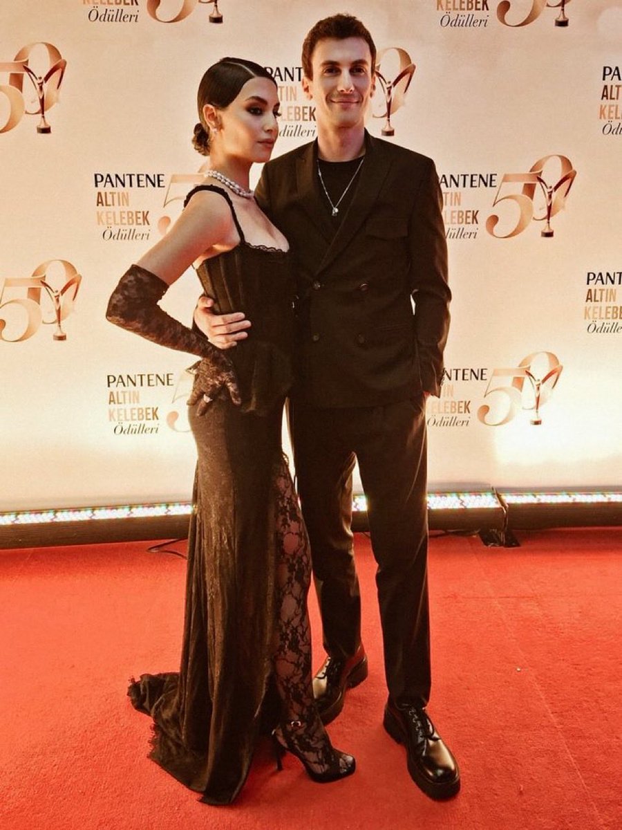 Aşk, kimyaları ve enerjileriyle büyülediler! 
11. Altın 61 Ödülleri’nde Yılın En İyi Dizi Çifti kategorisinde
#AsLaz - Rojbin Erden &amp; Bertan Aslani’ye oy verelim! 💞
#Altın61Ödülleri #AsLaz #RojBer

• altin61odulleri.com/blog/