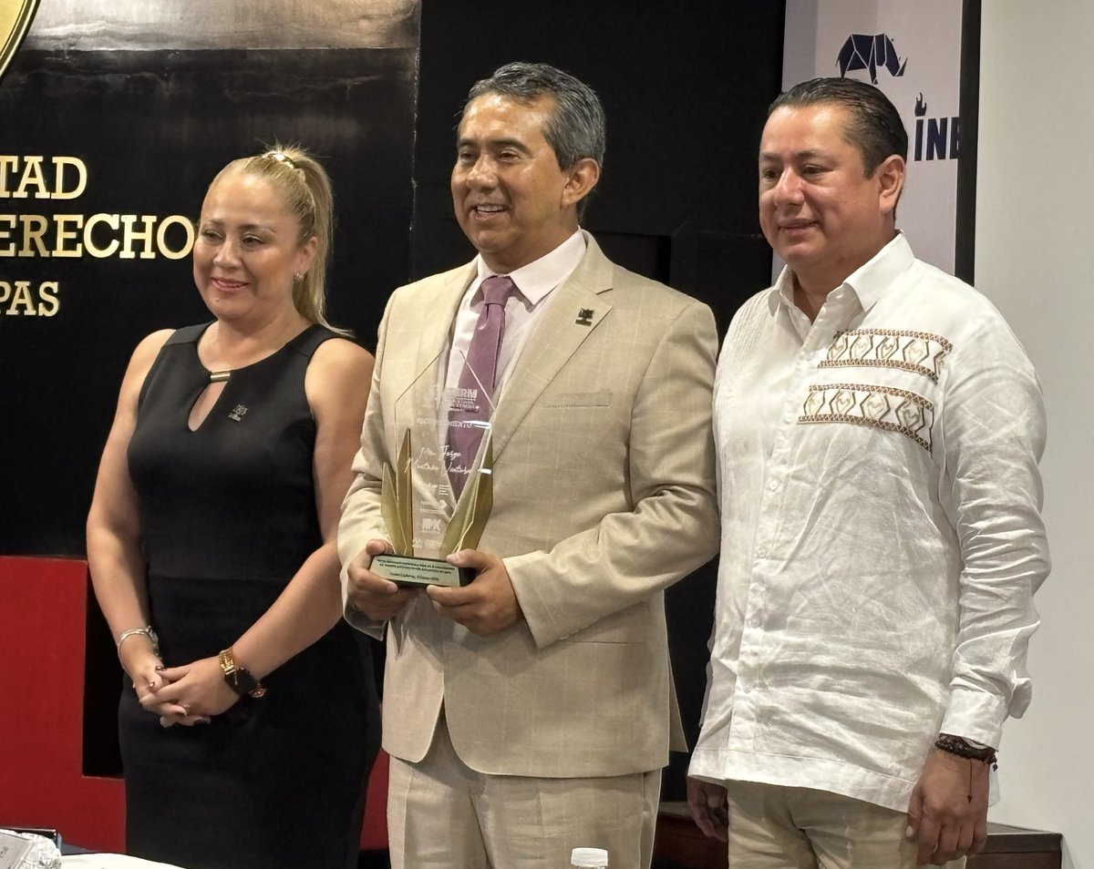 claudia_diazt's tweet photo. 🟣 Entrega de reconocimiento al Mtro. @Montano_Ventura Consejero del @INEMexico, por su destacada labor y trayectoria en la consolidación del derecho electoral y la vida democrática del país. @gnietoarreola @NormAngelik https://t.co/DzDgkEtFbS