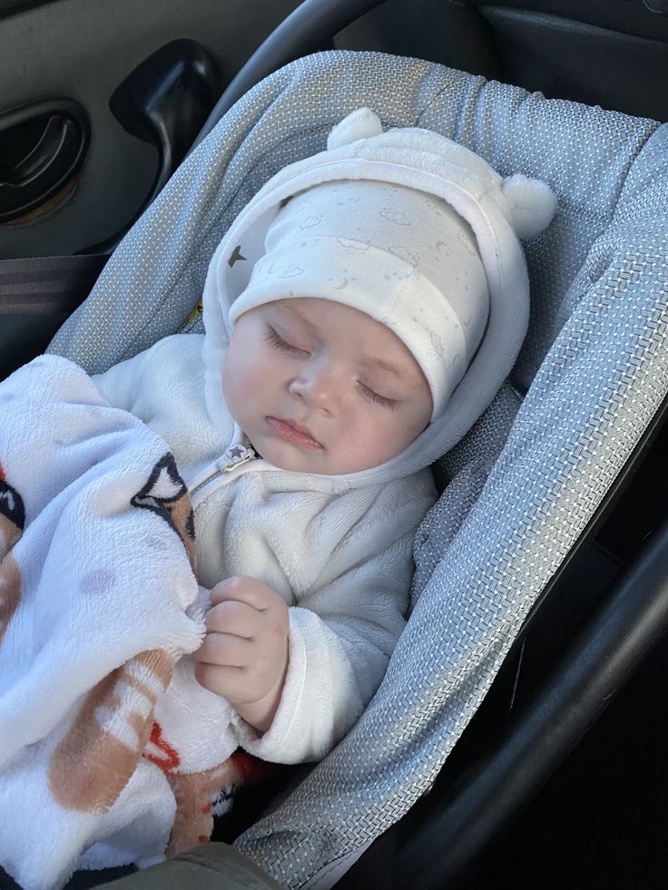 Целая сумка исключительно вещи для мелкого. Я весь из матерился пока крепил эту ебанную автолюлку, а он как спал так и спит