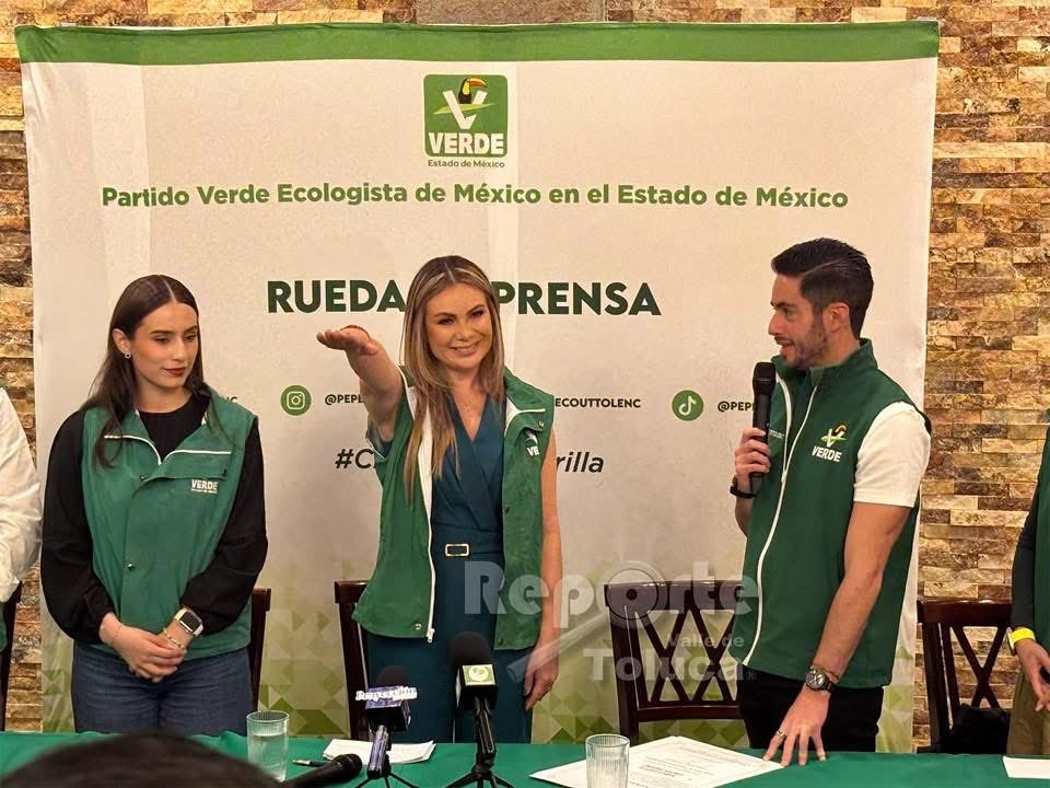 ReporteToluca's tweet photo. #Entérate 🟢 Ex priísta y ex esposa de Montiel, se pone el Chaleco Verde
El dirigente del Partido Verde EdoMéx, #PepeCouttolenc, anunció la llegada de #KarlaCortés al partido, a quien calificó como un perfil de mucho trabajo y grandes resultados. https://t.co/DgFMGXMZF2