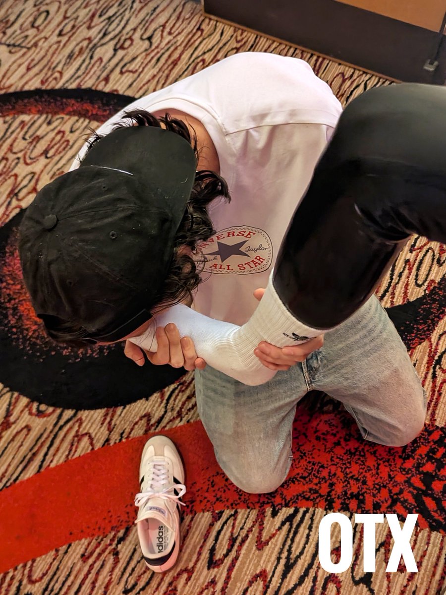 Atta boy, basically the first thing <a href="/soumisdc/">l’américain soumis</a> did when he ran into <a href="/BoundMikeX/">BoundMike</a> last night 

📸 Me