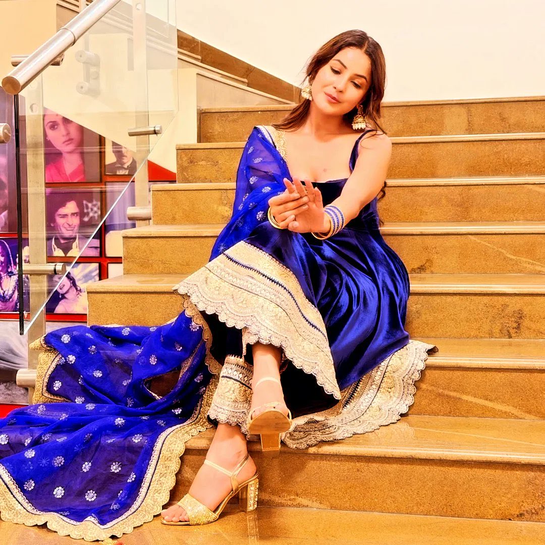 vizzy1980's tweet photo. This week is @ishehnaaz_gill week. She has looked incredibly beautiful each and everyday, as she always is! Look so wonderful in traditional dresses and look forward to #IkkKudi. #ShehnaazGill #IkkKudiOn31Oct https://t.co/NArASwuSZo
