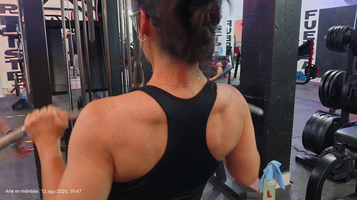 VortexCinn's tweet image. Entré a los 30s sin dinero, sin auto, sin casa pero mamada  y de buen humor 😈 😈