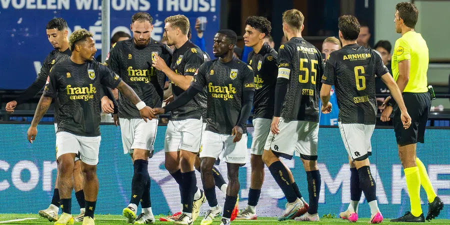 oranjefussball's tweet photo. #Vitesse schreibt schwarze Zahlen: Der Traditionsklub aus Arnhem gewinnt 4:0 beim #FCEindhoven. Die Torfolge: Adam Tahaui (33.), Marco Schikora 🇩🇪 (55. / früher: Sandhausen & Aue), João Pinto (63.) und Nino Zonneveld (87.).
#FCEVIT https://t.co/LiXCWS8mEr