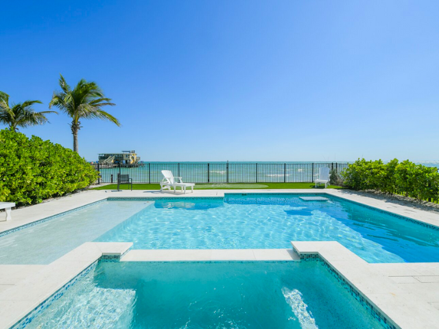 Florida_RBO's tweet photo. Paradise awaits - Anna Maria Island Florida vacation rentals. Sneak off to an idyllic island that's easy to travel to. Find your perfect getaway today on Florida Rentals By Owner. #florida https://t.co/7eg5ZNWU52 https://t.co/0nOYxcVG8C