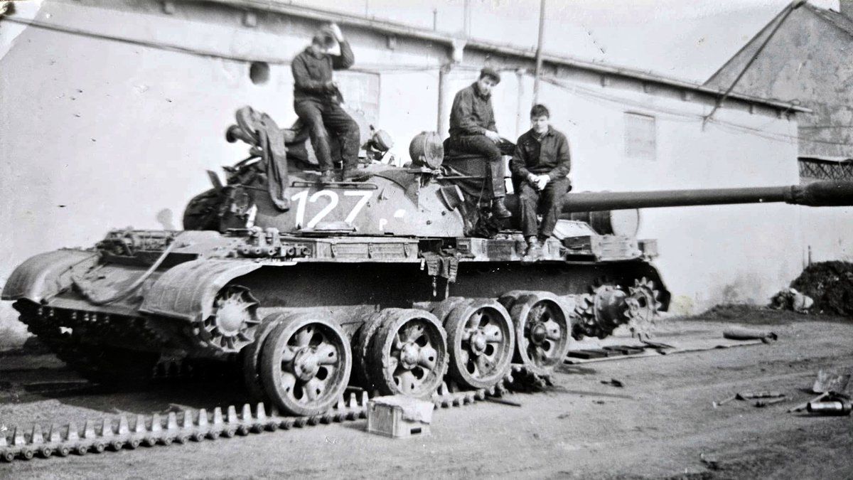 foton_pl's tweet image. Czechosłowacki T-55, lata 80te, zdjęcie wykonane z narażeniem życia, oczywiście. #CSSR #ColdWar