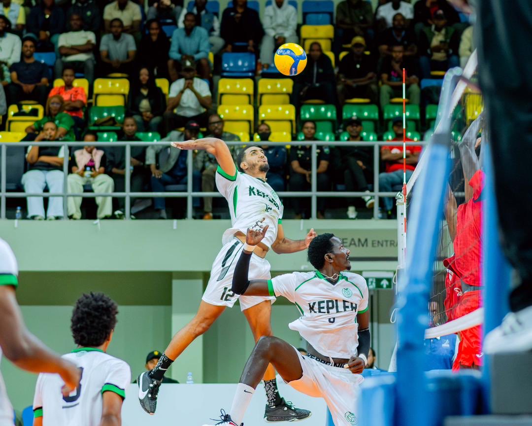 UwihirwePatric1's tweet photo. #Volleyball: Ikipe ya #REGVC itangiye Shampiyona y’i 2025-26 ihabwa isomo na #KeplerVC, iyitsinda amaseti 3-0 (21-25, 18-25 na 25-27).

Kuri uyu wa 6 #KireheVC irakina na #PoliceVC (11am), #RRAVC na #RuhangoVC (3pm). 

Imikino izakinirwa muri Petit Stade Amahoro.

@nathmunya https://t.co/6LSWaF9Xl7