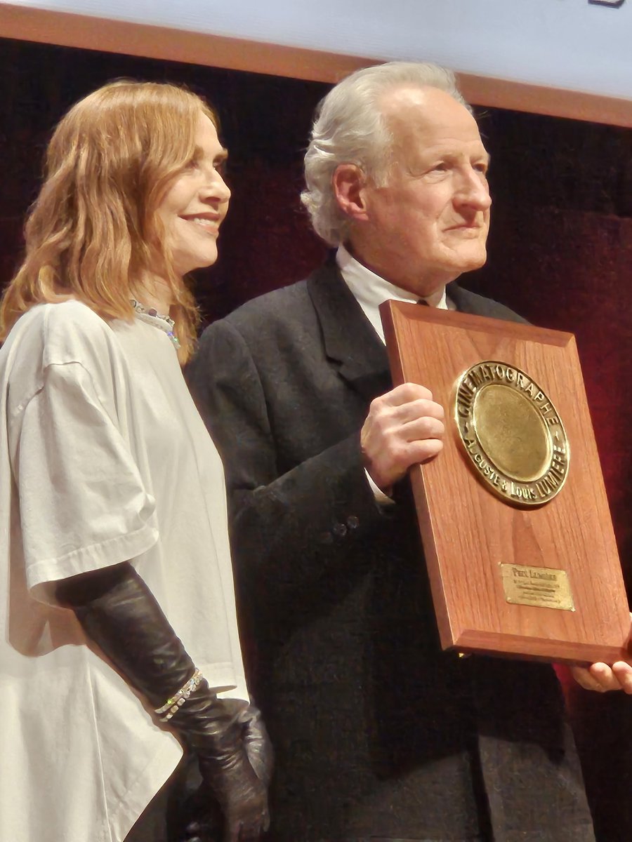 Stéphanie Belpêche (@stephbelpeche) on Twitter photo Michael Mann reçoit le 17ème Prix Lumière des mains d'Isabelle Huppert. #Lumière2025 <a href="/FestLumiere/">Festival Lumière</a> Michael Mann reçoit le 17ème Prix Lumière des mains d'Isabelle Huppert. #Lumière2025 <a href="/FestLumiere/">Festival Lumière</a>
