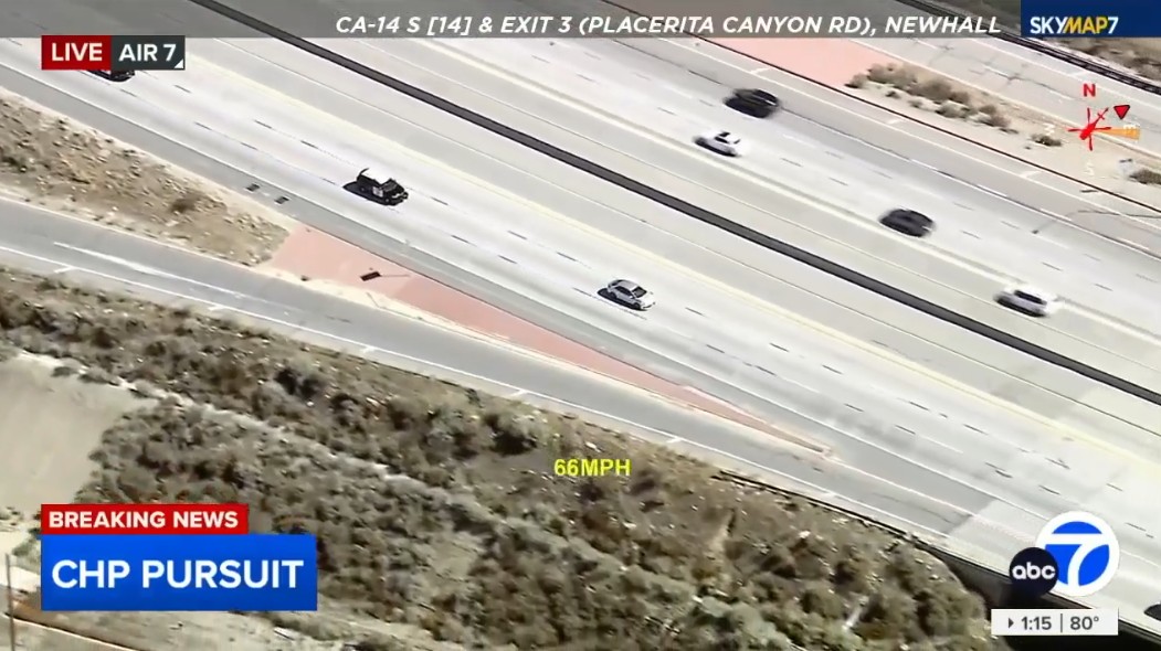 ABC7's tweet image. WATCH #LIVE: Driver leads CHP on high-speed #chase through Santa Clarita area abc7.la/4hkuclN