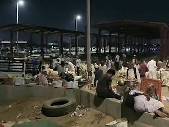 أهالي القنفذة يطالبون بإعادة أسواق المواشي إلى النهار. استياء واسع من تحويل المواعيد إلى المساء لما يسببه من مشقة لكبار السن. مخاوف من انتشار الغش وصعوبة حضور المربين ليلًا. اتهامات لعمالة مخالفة بالتحكم في نشاط الأسواق. مطالب بتدخل الجهات المعنية وتنظيم الأوقات وضبط المخالفين 