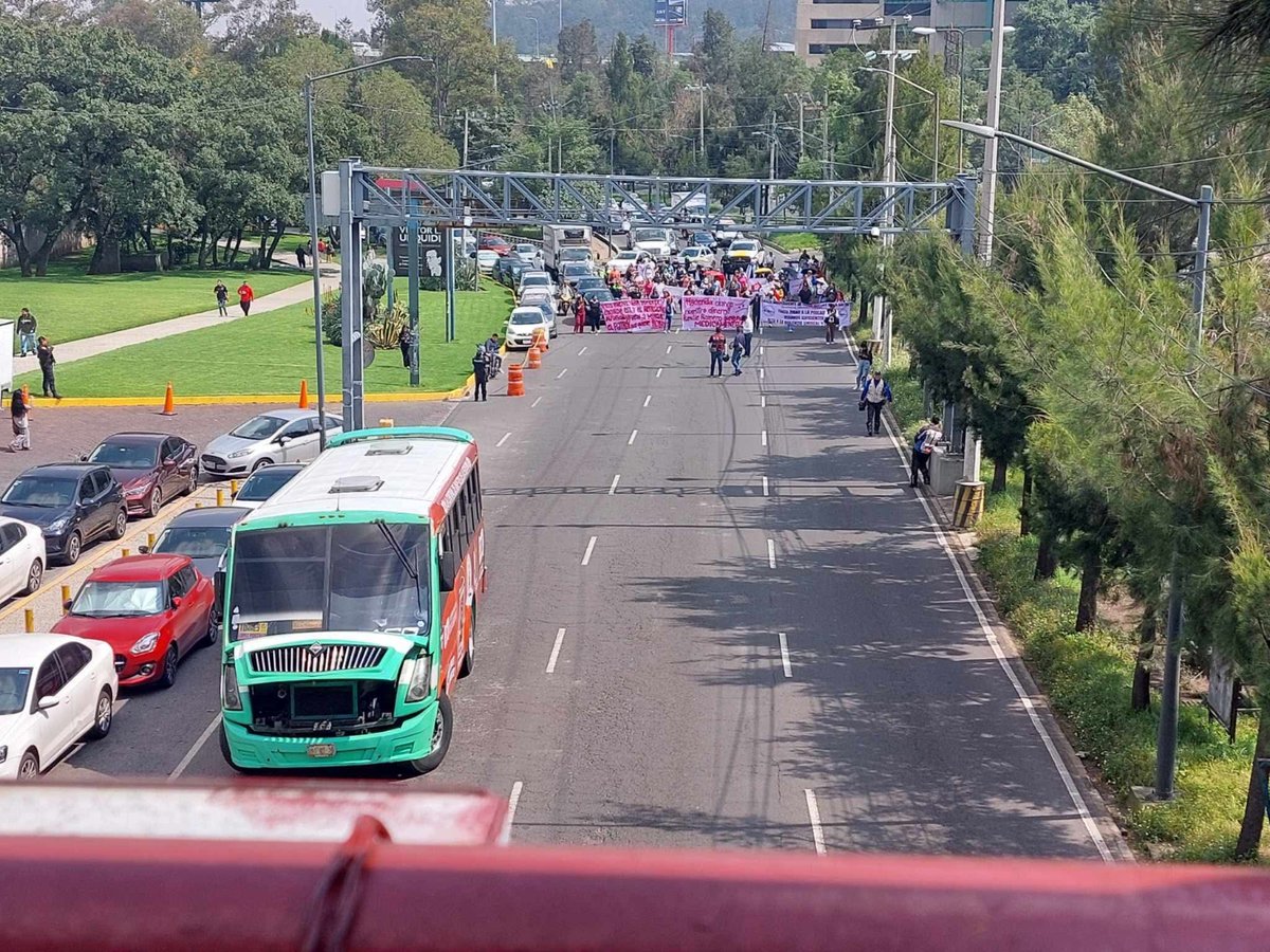 🚨 #AlternativaVial 🚘

🕛 Suman tres horas de bloqueo en la Picacho-Ajusco a la altura de Pico de Turquino, col. Jardines en la Montaña, alcaldía Tlalpan.

🚶‍♂️🪧 Se trata de personal del sector salud que se dirige hacia la Auditoría Superior de la Federación

📸: TlalpanVecinos