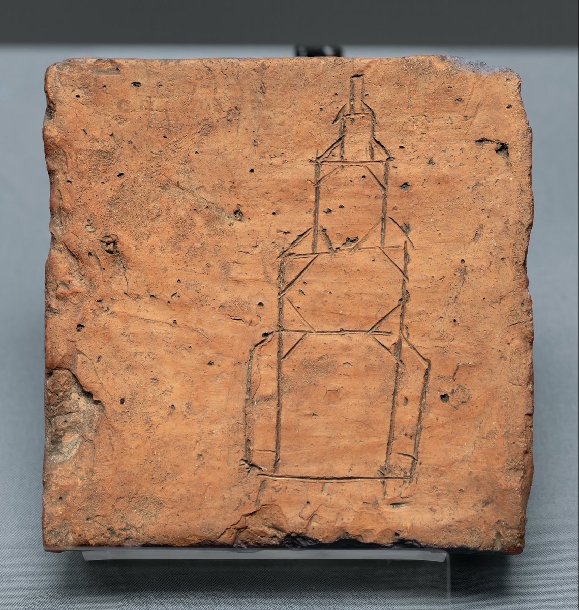 chapps's tweet image. This unassuming #Roman ceramic floor tile from London sports a sketch of a pharos, a lighthouse. It's very much like the two lighthouses that flanked ancient Dover harbor, where the Roman fleet was based. Those, in turn, were based on the pharos of Alexandria. 1/
📸 me
