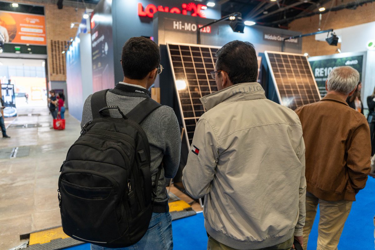 ValoraAnalitik's tweet photo. #Exposolar | El evento coincide con un hito importante: según el @MinEnergiaCo, Colombia superó los 3 GW de capacidad instalada en energías limpias. Un avance que refleja el papel creciente de la energía solar en la diversificación de la matriz eléctrica.

En el Congreso Internacional de Energía Solar se discuten temas clave para el corto plazo: sistemas híbridos, regulación, almacenamiento y transición energética. 

📷: @CorferiasBogota