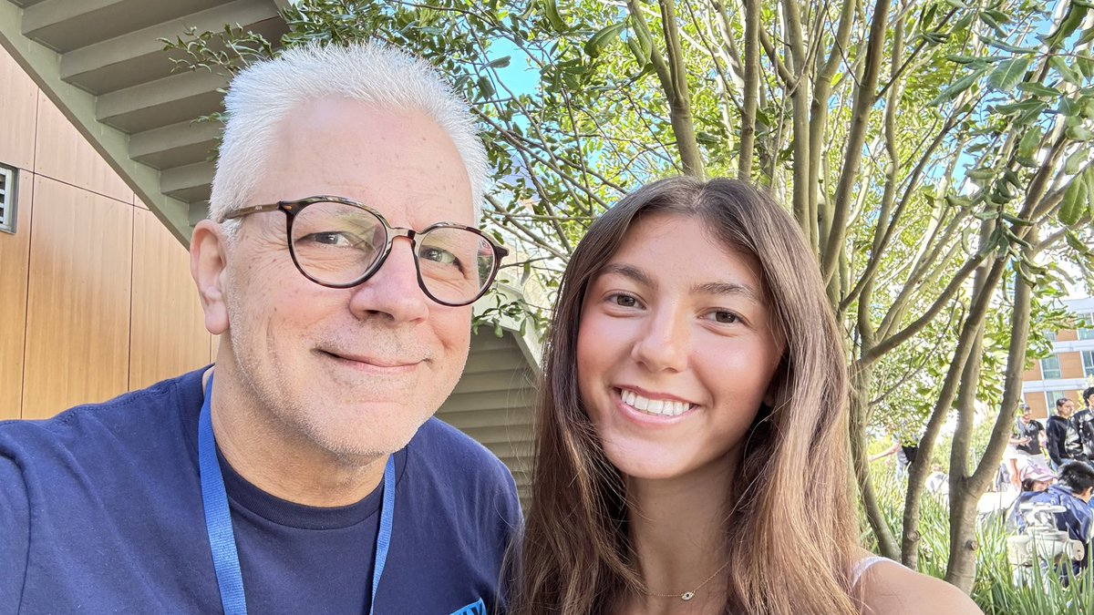 CGProgram's tweet image. Taking the bus to the beach. Cadence explained to me how to pay with my phone. And…. I basically held up the entire bus because I couldn’t figure it out! I heard her voice quietly say, “Uh, Daddy……”😂🤦🏻♂️