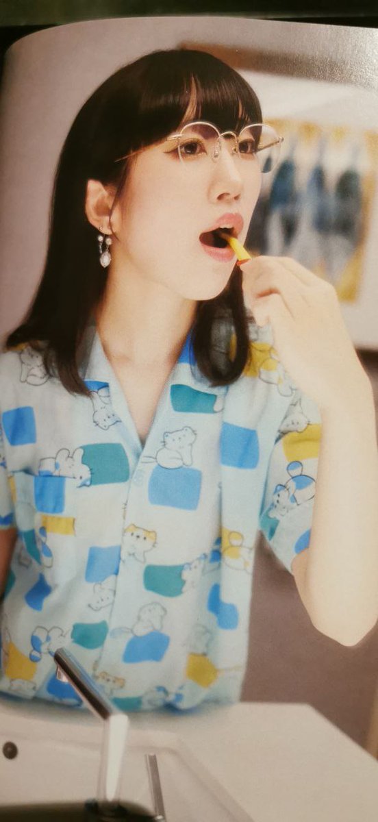 Showed my mom the new Hima photobook and she didn't wear her glasses and asked why Himari's eating fries in the bathroom