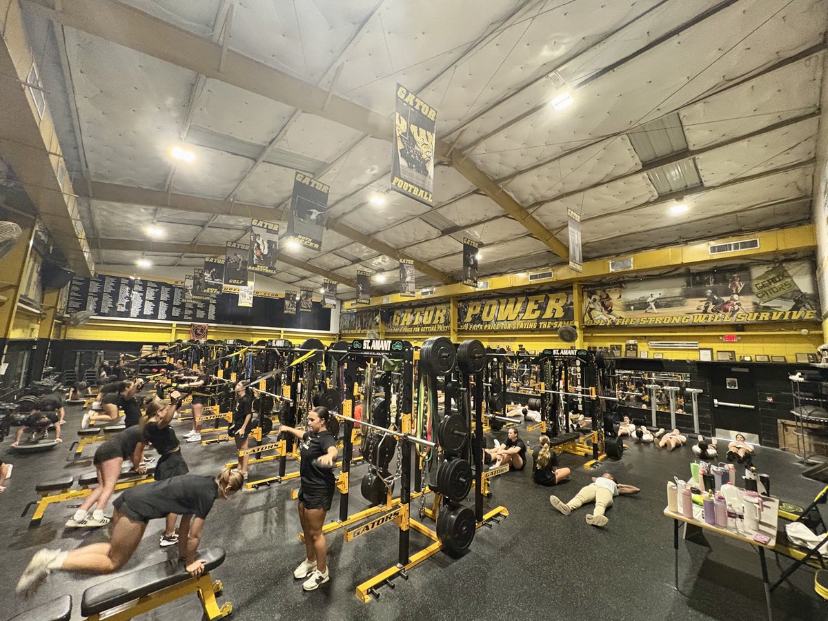 _STAsoftball's tweet image. We were able to have three female sports in the weight room together today!🖤💛💪🏻