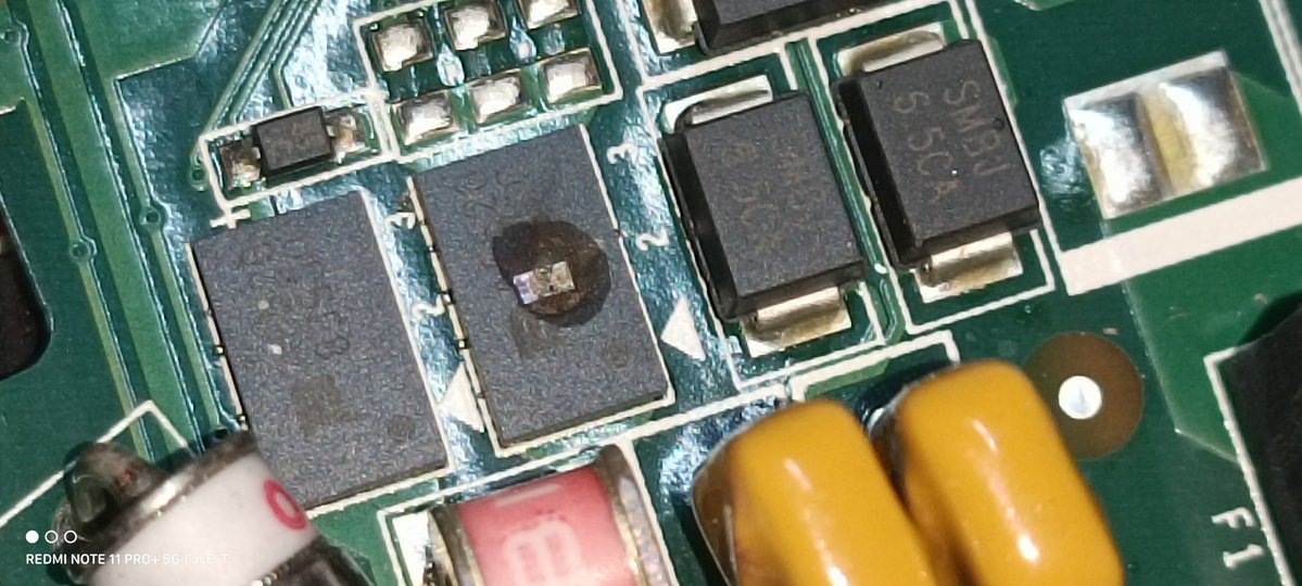 JoseETutorials's tweet image. Cámara hikvision ptz que repentinamente se dejo ver. Al revisarla fue obvio el daño, un componente dañado A6520 83930 aparentemente es un supresor de picos supongo es algún tipo de ptc talvez? No se en realidad pero espero se pueda cambiar y funcione la cámara.