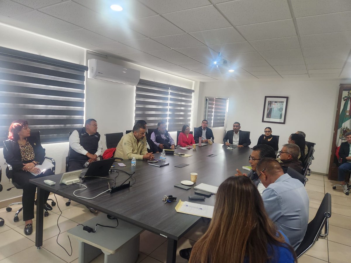 #CECyTEQInforma📢📰❗️
💼 Fortaleciendo el liderazgo institucional 💼
El equipo directivo del CECyTEQ participa en el curso “Liderazgo Positivo”, impartido por el Mtro. Fernando Maeda, Director del Campus Querétaro de la Universidad Tecmilenio.💚🧡