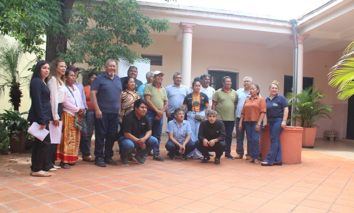 El jueves 16 del corriente mes, los técnicos de la Secretaría de Políticas Lingüísticas (SPL), Ramón Barboza y Derlis Navarro, participaron en un taller dirigido a directores de diez radios comunitarias indígenas.
spl.gov.py/es/tecnicos-de…