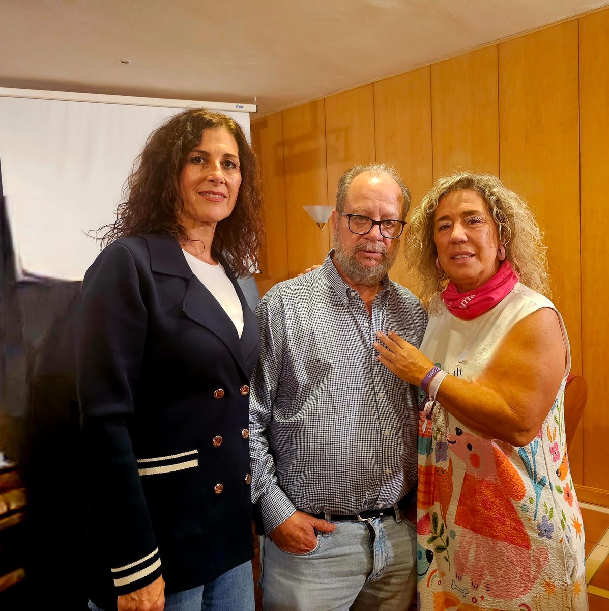 psoe_toledoayto's tweet photo. 💕 Hoy hemos estado en la charla-coloquio y la concentración de #Apacama por el #DíaContraElCáncerDeMama.

✨ Una cita para reflexionar, visibilizar y unir fuerzas en la lucha. Gracias por recordarnos la importancia de cuidarnos y cuidarnos entre todas. https://t.co/qYRCGnnUUr