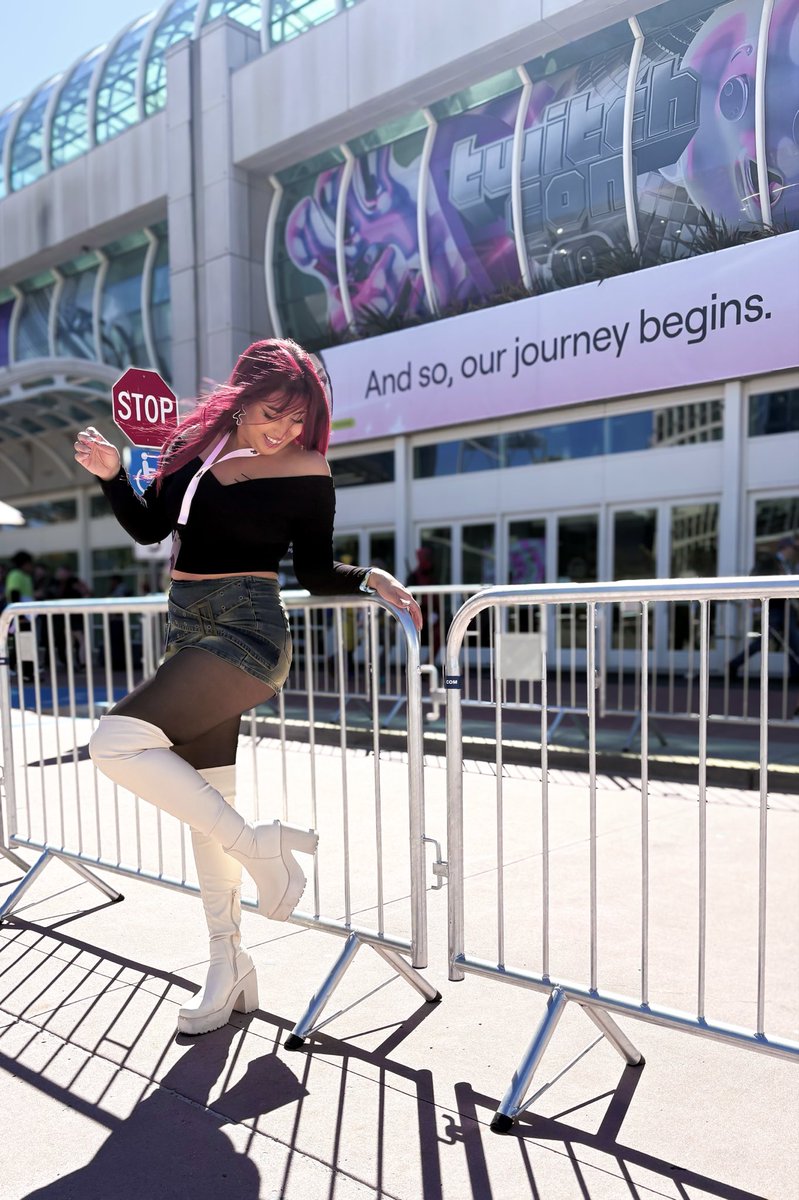 Twitch con day 1!! 💜💜

I’ve Already ran into so many lovely people, if you see me please say hi!