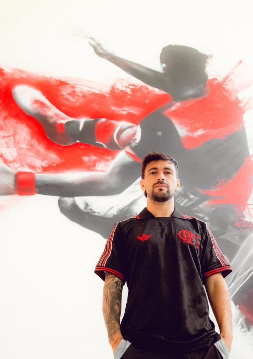 diasbernardol's tweet image. QUE MANTO LINDO! O ano é EXTREMAMENTE estético. 

Adidas vai levar meu dinheiro mais uma vez.