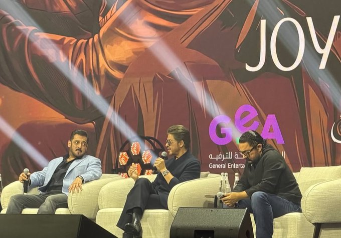 النجوم شاروخان و سلمان خان و عامر خان يلتقون في منتدى 2025 ب الرياض.. حديث فني شيّق عن مستقبل السينما ورغبة مفاجئة من شاروخان بمشروع يجمع الثلاثي. وشاركونا: هل تتمنّين رؤيتهم معًا على الشاشة؟ 
