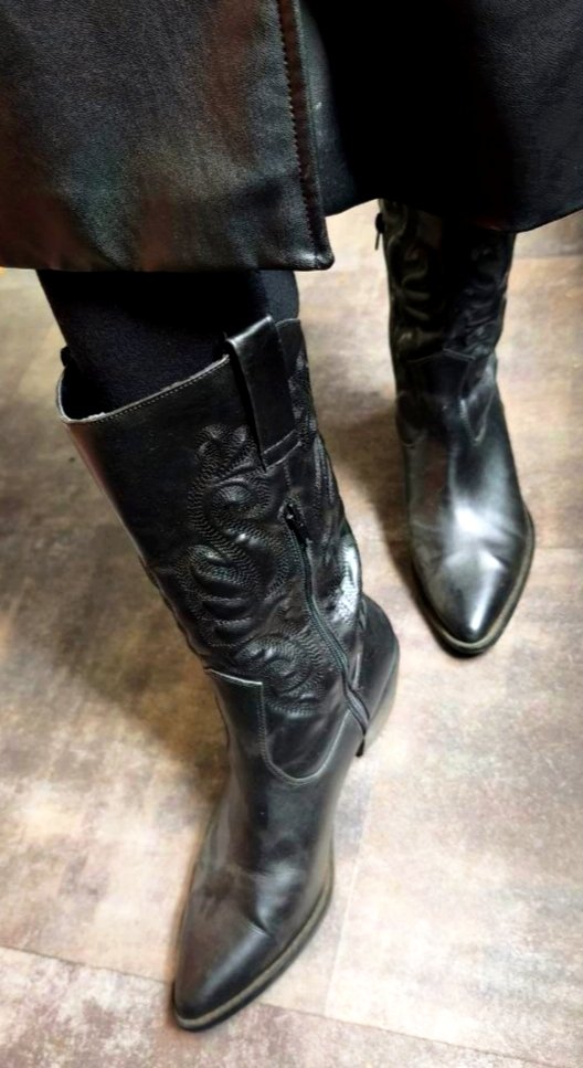 Queen_Boudoir's tweet photo. Ich habe meine Stiefel aus dem Schrank geholt und sie sind staubig. Wer leckt sie mir sauber? Da findet sich doch jemand😏 👸🏻

#stiefelfetisch #bootfetish #mistressheel #femdom #bootlicker #stiefellecken #sklave #findom #herrin #heelfetish #blackboots #lederstiefel #leatherboot https://t.co/sSwHVzSYRT