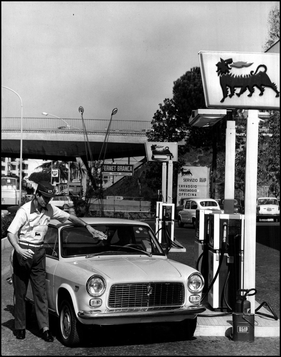 La Sartoria Litrico ha anche disegnato divise per molte aziende, tra cui  Agip Petroli, dal 1960 in poi.

#LaSartoriaLitrico #AgipPetroli #DiviseAziendali #HeritageItaliano #AltaModaMaschile #SartoriaItaliana #MadeInItaly #DesignFunzionale #EleganzaItaliana #ArchivioLitrico