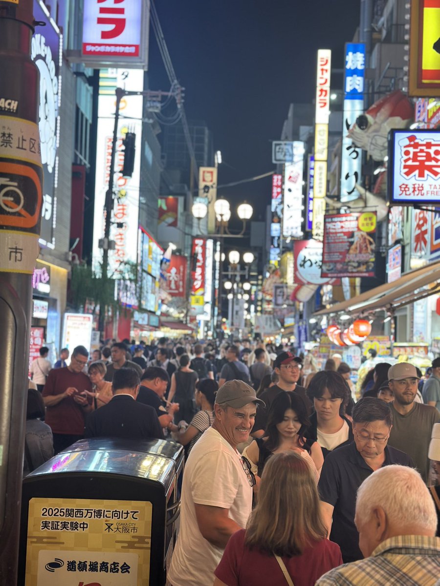 TravelStylist_'s tweet photo. 📍Bienvenue à Osaka, la ville nippone qui ne dort pas; la capitale gastronomique du Japon 🇯🇵 

Kyoto, c’est la retenue. Osaka, c’est l’expression. Kyoto prie. Osaka rit.
Et les deux, ensemble, forment le Japon.

Arrivé à Umeda, j’ai d’abord été frappé par la verticalité.
Des tours immenses, des passerelles suspendues, une ville qui semble vouloir toucher le ciel.
Du haut du Umeda Sky Building, j’ai observé cette mer de lumières et de vie et j’ai compris que même dans sa modernité la plus brute, le Japon reste d’une pudeur exemplaire.
Ici, la démesure ne cherche jamais à écraser, elle cherche à émerveiller.

Puis la nuit est tombée, et Dotonbori s’est éveillé.
Un chaos organisé.
Des néons, des cris, des rires, des odeurs de takoyaki.
Une effervescence qui pourrait sembler excessive, mais qui, étrangement, reste harmonieuse.
Osaka est une symphonie : bruyante, colorée, mais juste.

Et pourtant, à quelques ruelles de là, Hozenji Yokocho m’a offert un tout autre visage.
Des pavés luisants, des lanternes, le son discret de l’eau qui coule près d’un petit temple couvert de mousse.
Le Japon sait se taire, même au cœur du vacarme.

Cette journée m’a rappelé une vérité simple :
La beauté n’est pas dans le bruit ou dans le silence,
elle est dans l’équilibre entre les deux.

Kyoto m’a appris la paix intérieure.
Osaka m’a appris la joie de vivre.
Deux pôles d’un même pays, deux leçons d’humanité.

Et moi, quelque part entre les deux, j’apprends à écouter. 🇯🇵✨