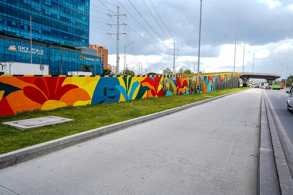 idubogota's tweet photo. Así quedó el puente curvo de la av. 68 con 26. 🎨✨ Un espacio que hoy luce lleno de color, arte y vida, gracias a los murales que transforman el paisaje urbano. 💛❤️ #AquíSíPasa: el arte también construye ciudad y conecta a Bogotá con belleza y sentido. 🌆🙌 https://t.co/jM36fmjYBz