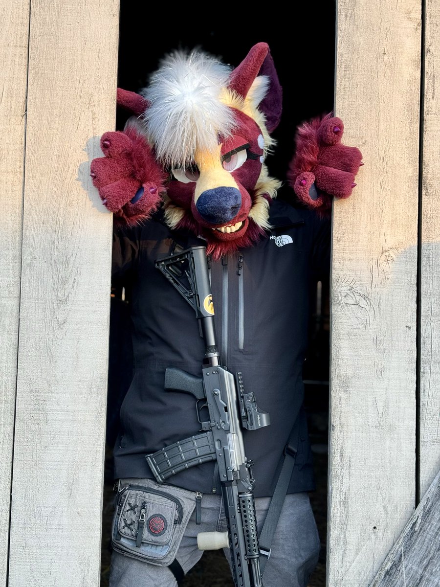 Escape from Tarkov but gayer💅🏳️‍🌈 #FursuitFriday