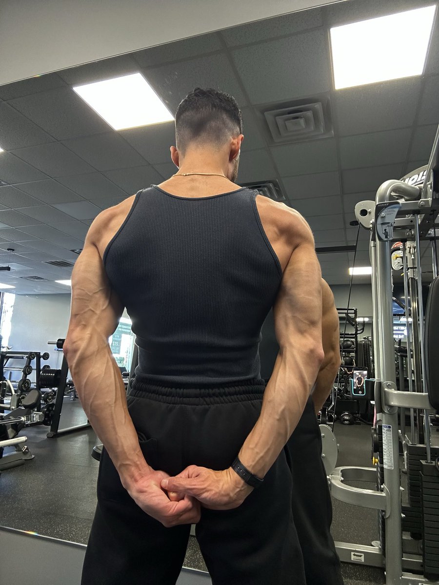 infinitilog's tweet image. Gym is all about defeating thresholds. 
All about delayed gratification. 
Discipline.
Hard work. Lifting heavy weights. 
You can’t buy the body I’ve built ever. 
The highest form of respect to yourself. 
Your physique is the reflection of your standards. 
It’s all about the reps.