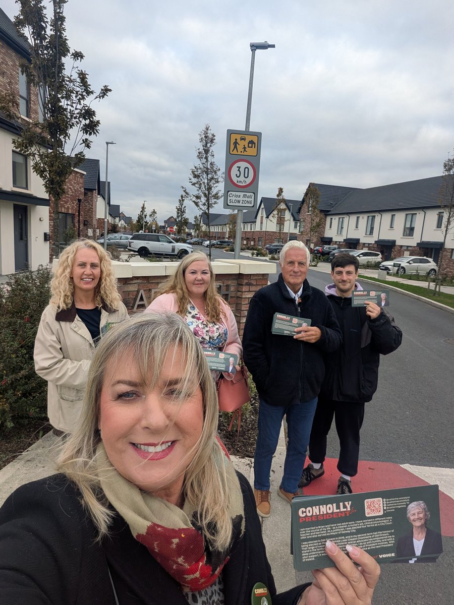 ReadaCronin's tweet photo. Cross party canvassers out in #Celbridge today in Ardrath and Ballymakealy today.

Catherine Connolly will work to shape a new, united Republic where all our people are valued.

@KNforCConnolly
#ConnollyForUachtarán https://t.co/7tr65tK0xP