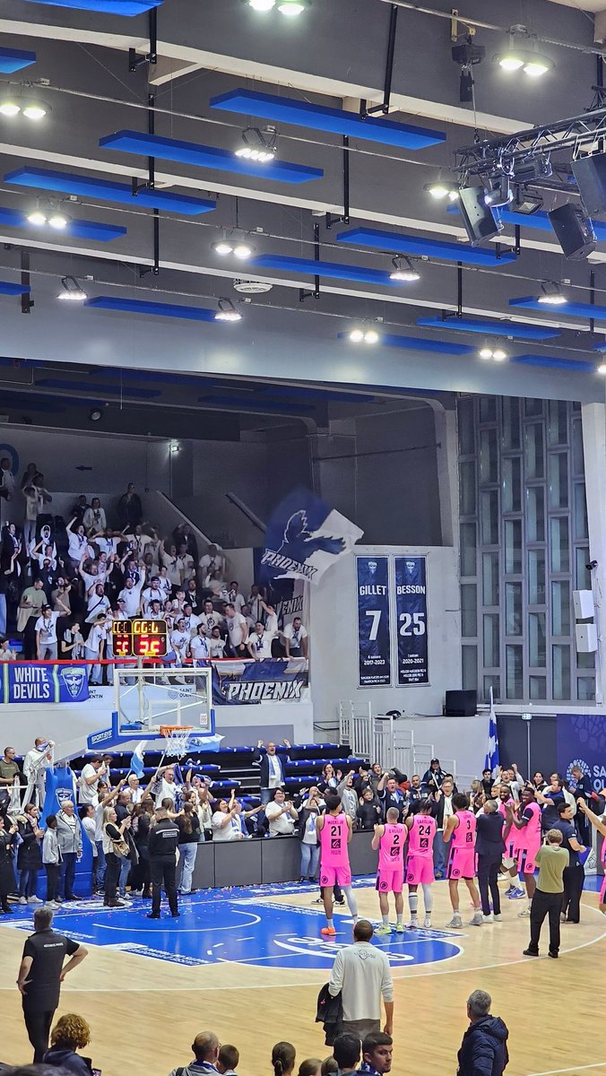 15 min après la fin du match. La ferveur, toujours.

<a href="/SQBB_Officiel/">Saint-Quentin Basket Ball</a> <a href="/thomasparlBBall/">Sqbbfanaccount</a> <a href="/MaximeSueur/">Maxou</a>
