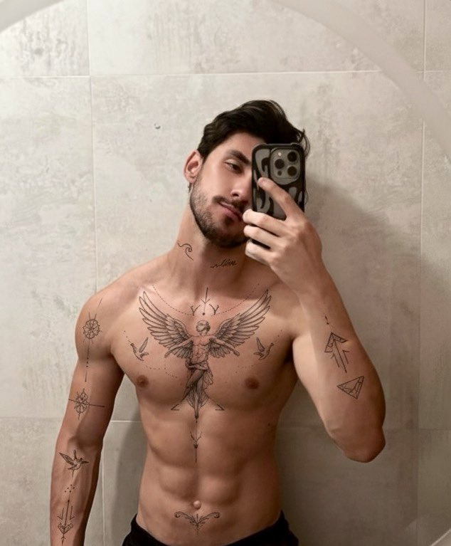 AndyGilLeite's tweet photo. A IA colocando tatuagem em mim, será que devo aderir ? https://t.co/tuj1jioB4J