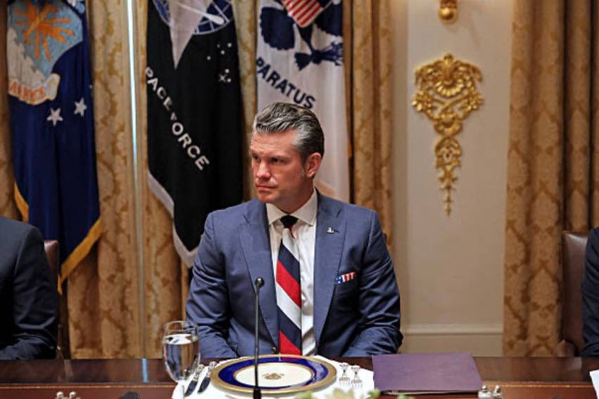 Feduk25's tweet photo. The tie of the head of the #Pentagon at the meeting is as follows: 🇷🇺🇷🇺🇷🇺

#USA 
#RUSSIA
#UKRAINE https://t.co/80IscIHPQH