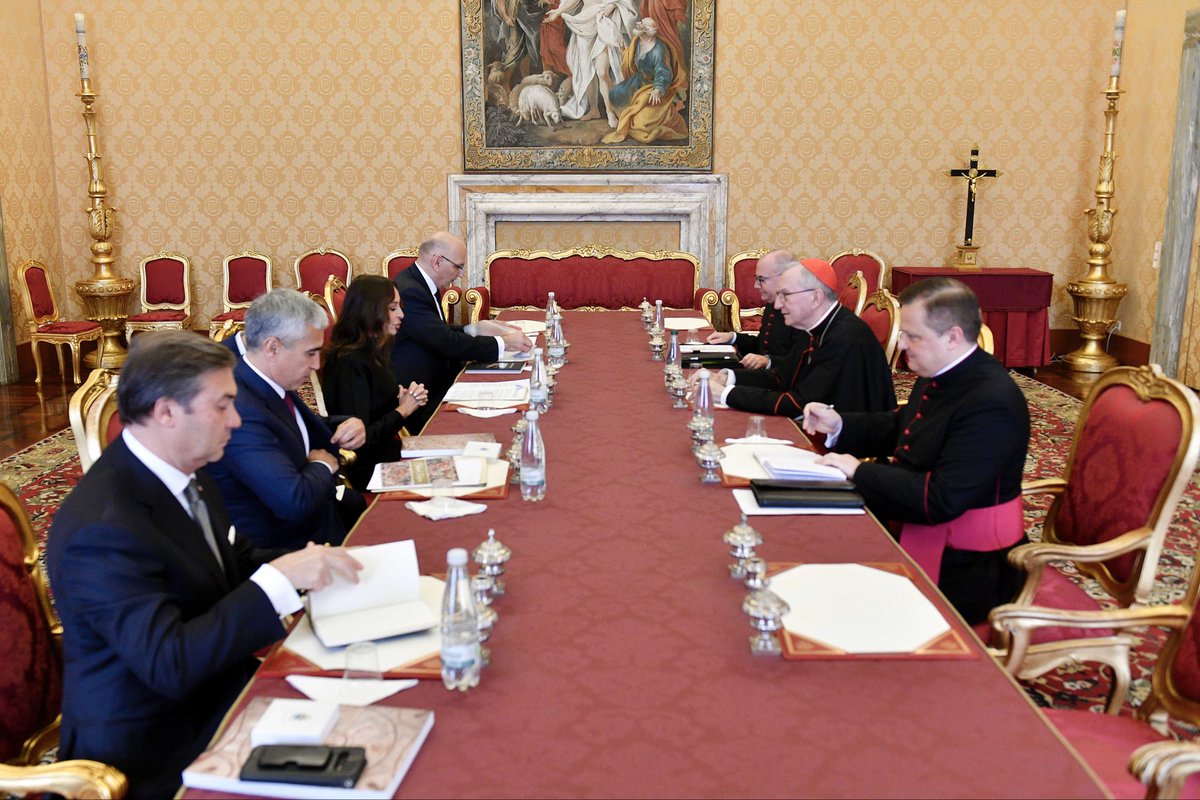 ✔Azərbaycan Respublikasının Birinci vitse-prezidenti Mehriban Əliyeva oktyabrın 17-də Vatikanın dövlət katibi kardinal Pietro Parolin ilə görüşüb.
✔On October 17, First Vice-President of the Republic of Azerbaijan Mehriban Aliyeva met with Cardinal Pietro Parolin, Secretary of