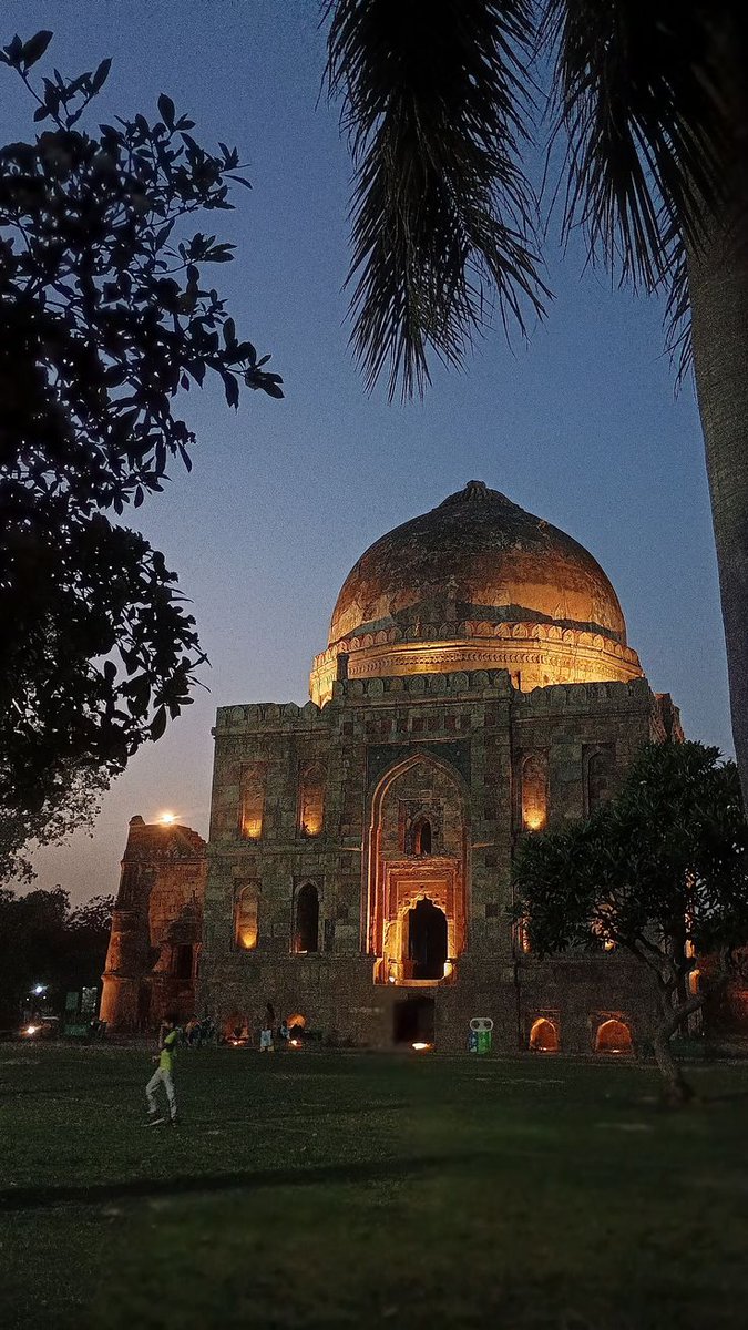 Taga_uvacha's tweet photo. No other city in india aced the game of historical monuments like Delhi did, it's just 🤌🤌. 

These are not just stone buildings, this is history which makes a city great. 

No amount of Glass glossy tech parks and high-rises of Gurugram Noida can match this vibe. 

Delhi is ❤️ https://t.co/d4rq62xkFa