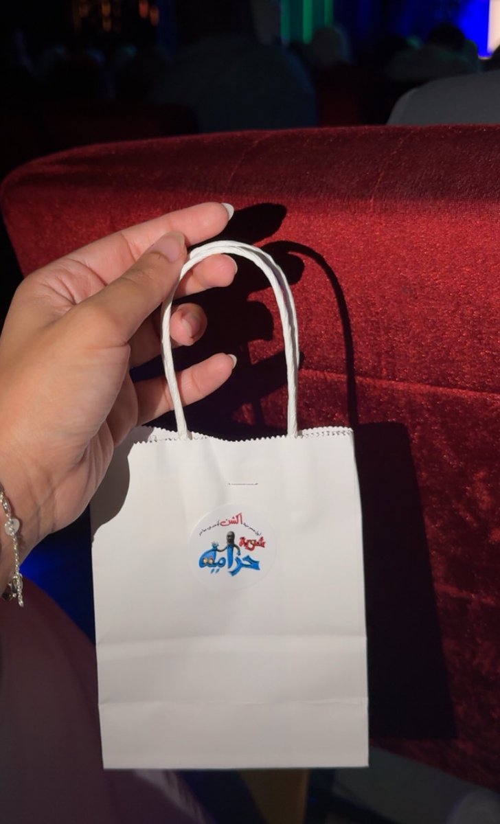 bee263_'s tweet image. مسرحية شوية حرامية 😍

اسامة المزيعل وعيال المجيبل مبدعين كالعادة
وهبة الدري ابداااع معاهم 😍👏🏼👏🏼