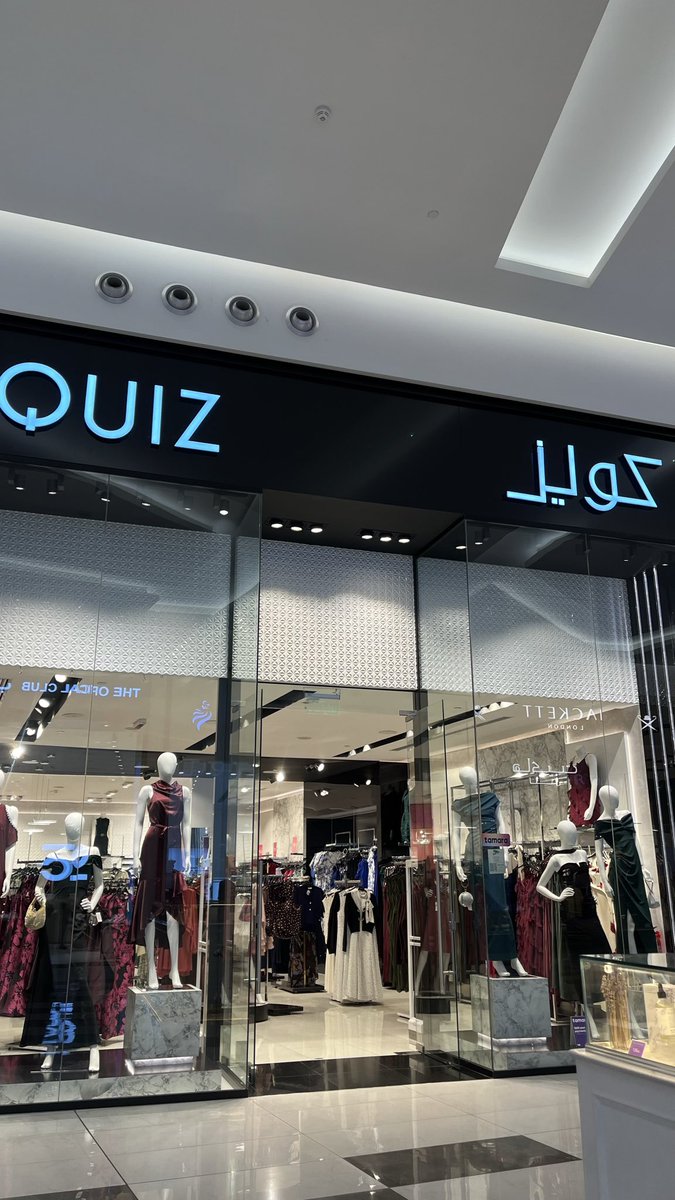 طالعة اتمشى عشان انسى ضغط الجامعة 
اول شي يقابلني ⬇️