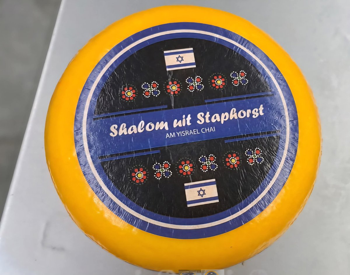 🇮🇱 Gisteren een jonge kaas van Rouveen Kaasspecialiteiten overhandigd aan de nieuwe Israëlische ambassadeur Zvi Aviner Vapni. 🇮🇱