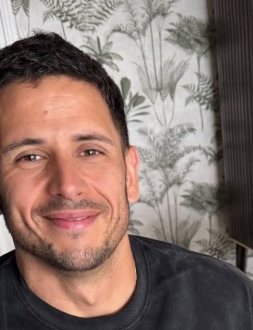 Mmmmmmm esa carita y esos ojos dicen mucho 
Es como el lobo vestido de oveja ...